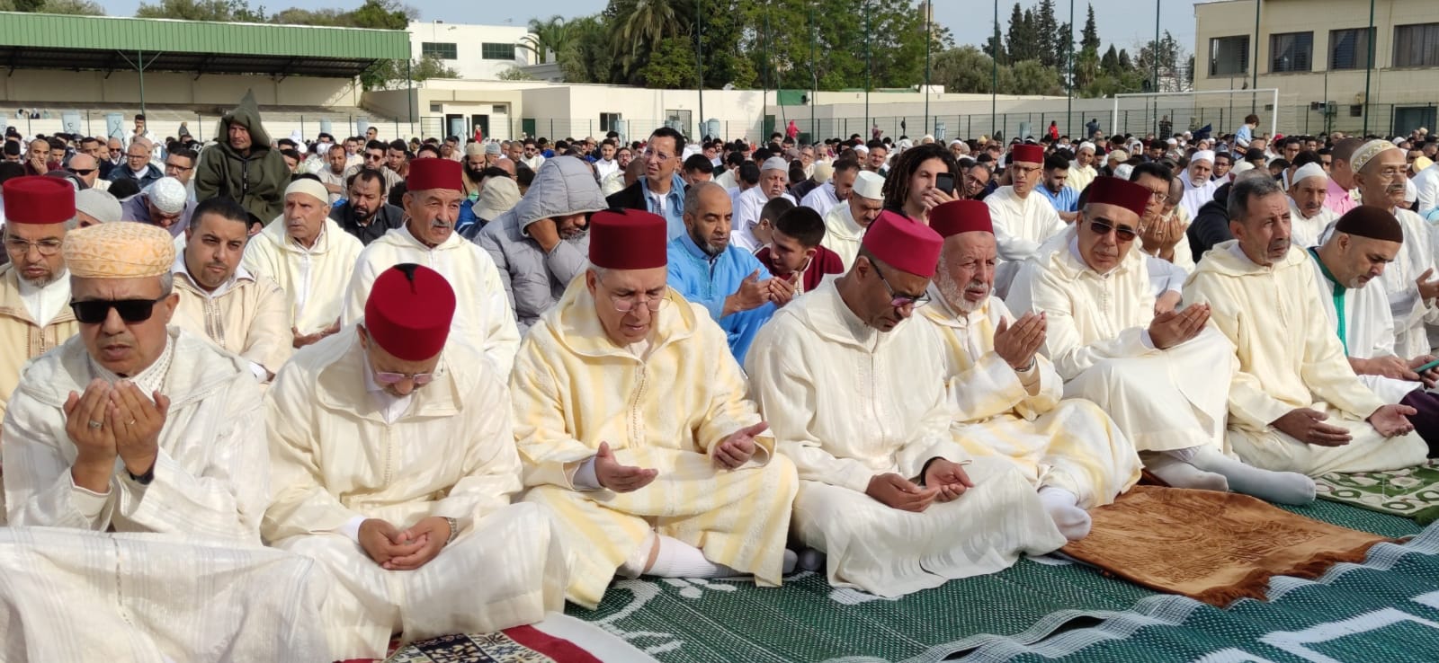 عامل عمالة مكناس  يؤدي صلاة عيد الفطر بمصلى المنظر الجميل