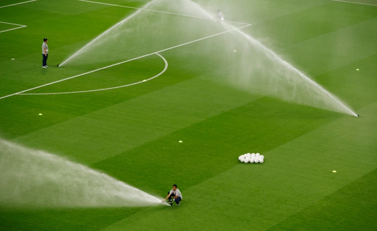 المغرب يبتكر تقنيات جديدة لسقي الملاعب الكروية والمساحات الخضراء