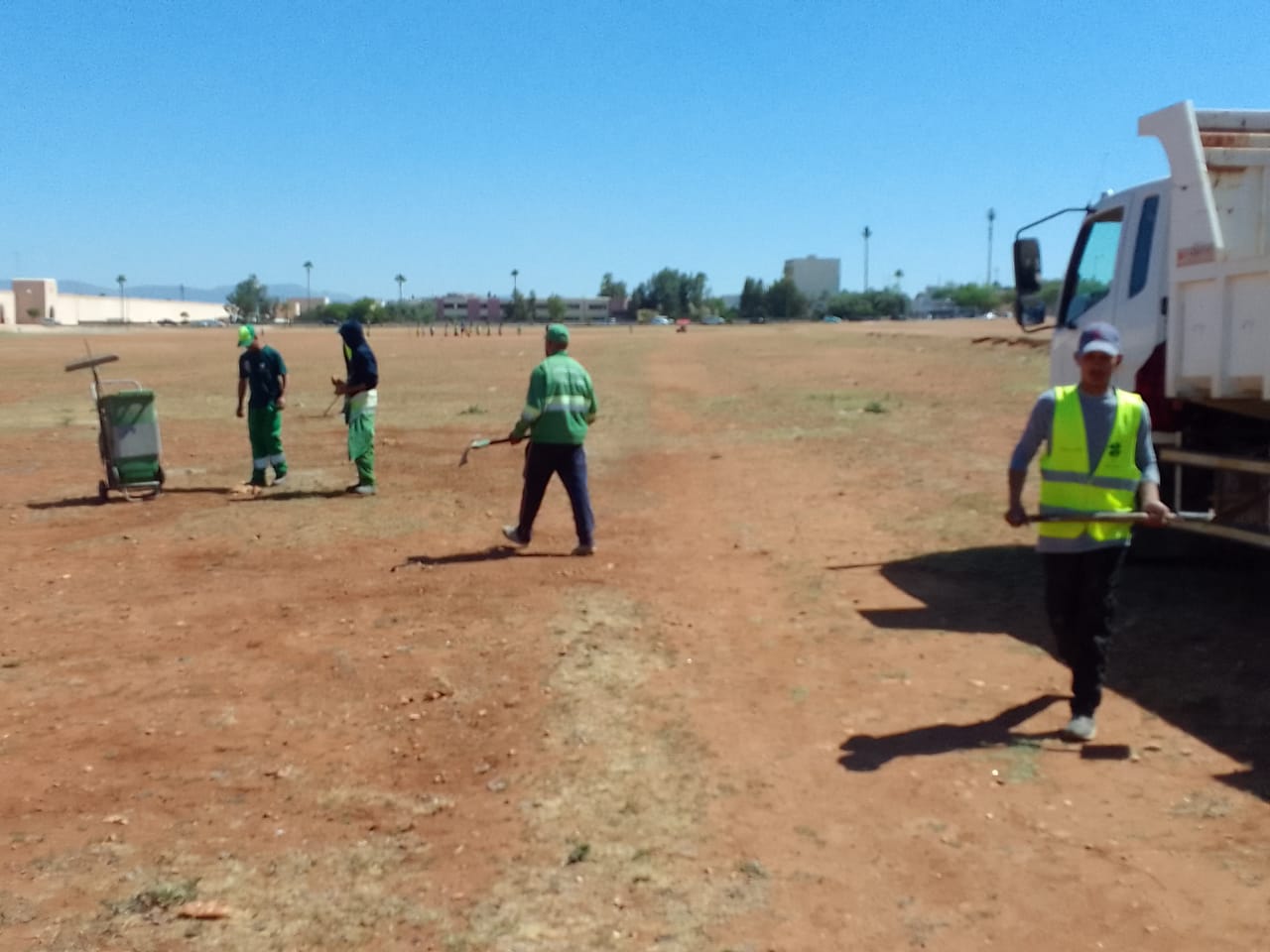 موقف للسيارات والحافلات خاص بالملتقى الدولي للفلاحة جديد على مساحة تزيد عن (10ه)