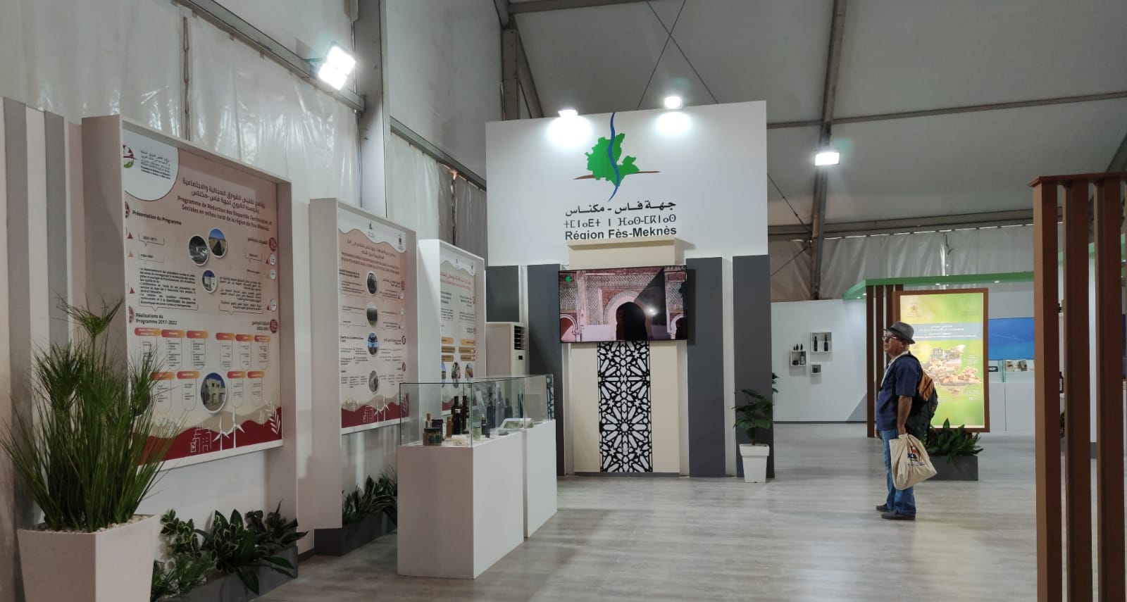 زوار معرض الفلاحة بمكناس يتقاطرون على رواق جهة فاس مكناس زوار معرض الفلاحة بمكناس يتقاطرون على رواق جهة فاس مكناس