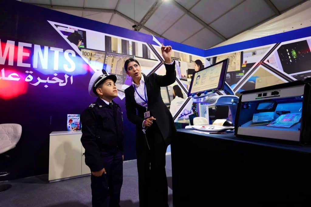 الأيام المفتوحة للأمن الوطني .. حدود ذكية تقيم التوازن بين تسهيل السفر واحترام التدابير الأمنية اللازمة لضمان سلامة الملاحة الجوية والبحرية