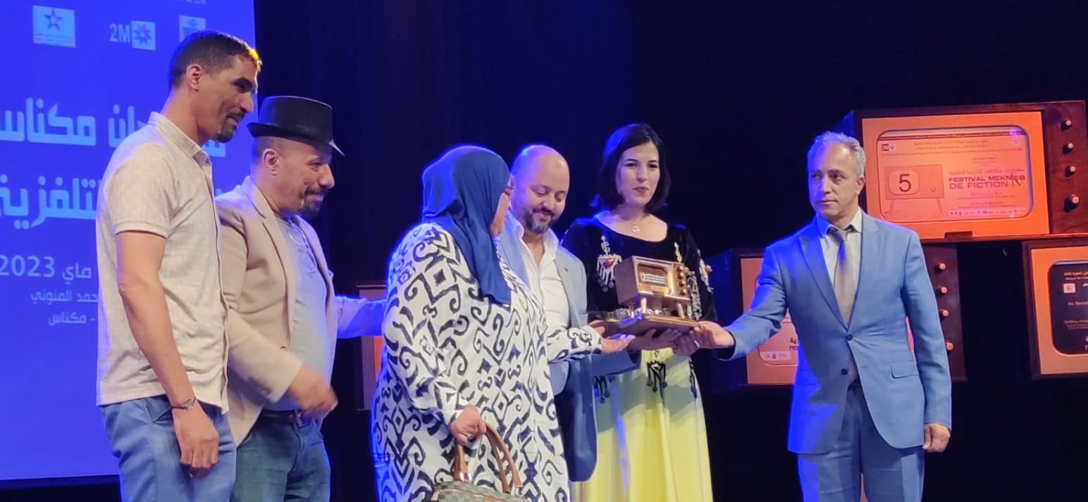 فعاليات مهرجان مكناس للدراما التلفزية تعرف نجاحا كبيرا باستقبال جمهور غفير حج الى دار الثقافة محمد المنوني، وساحة لاكورا طيلة الخمسة ايام