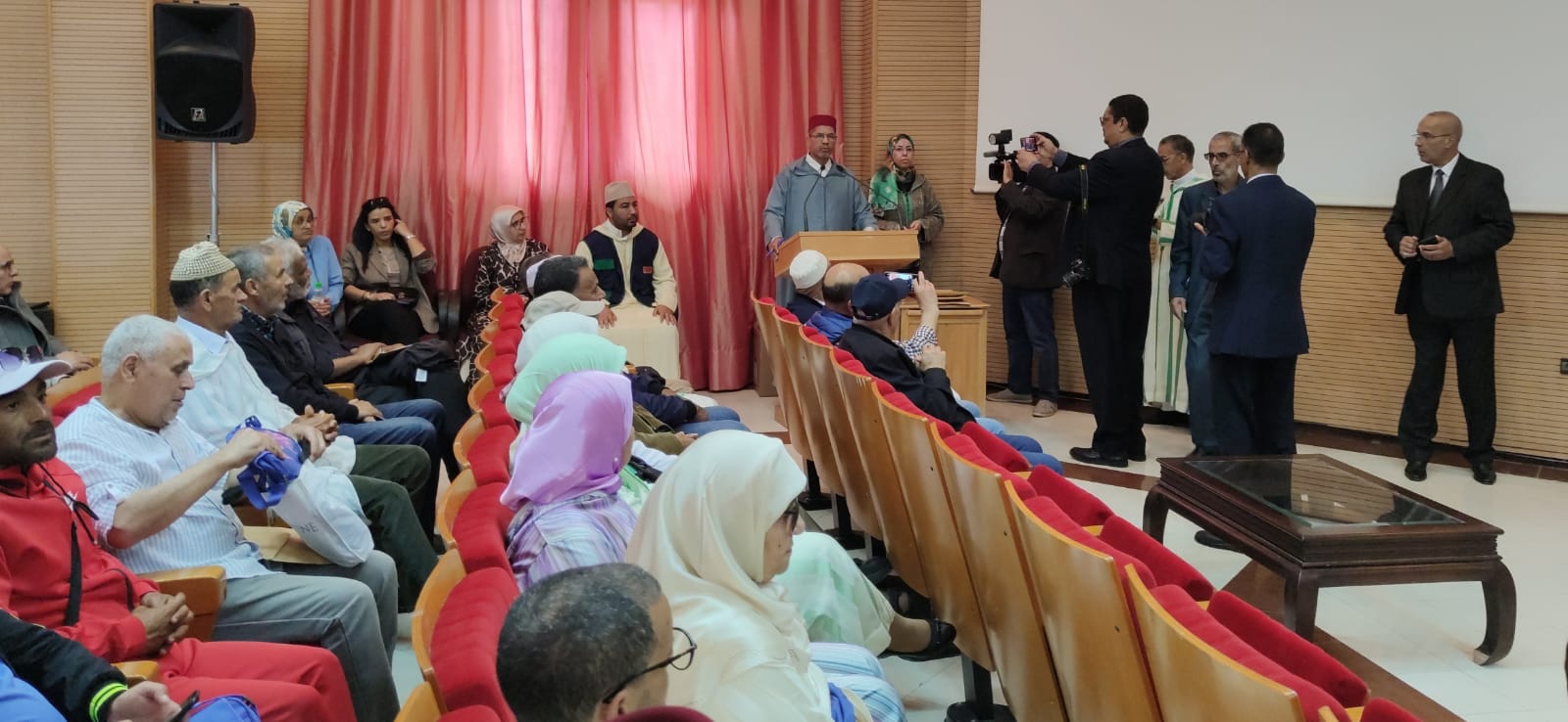 السيد عبد الغني الصبار عامل عمالة مكناس يترأس حفل توديع أول فوج حجاج بيت الله الحرام