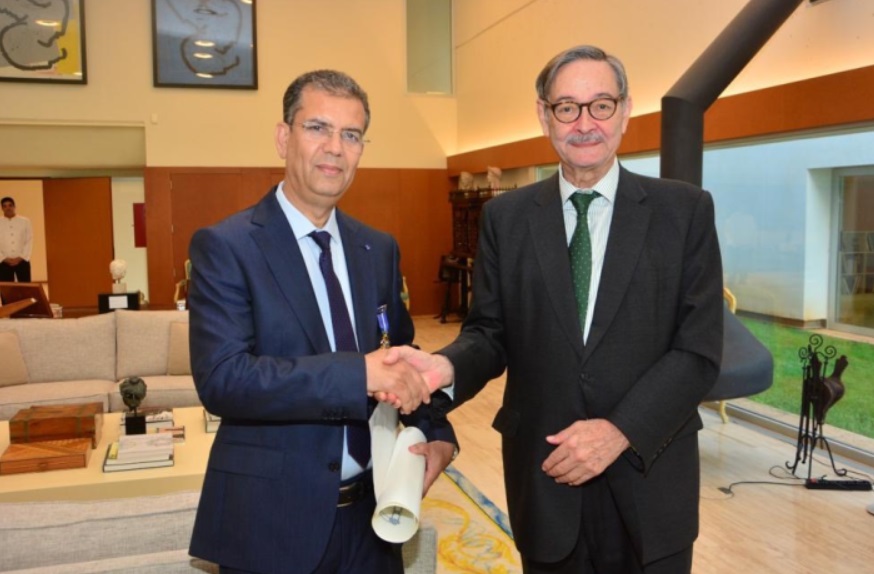 العاهل الإسباني يوشح المسؤول الإعلامي المغربي مصطفى أمدجار بوسام الاستحقاق المدني