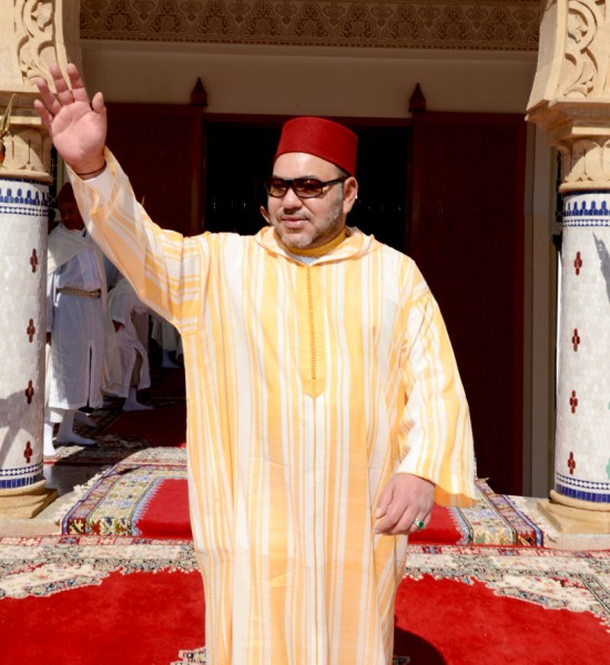 جلالة الملك يهنئ أعضاء المنتخب الوطني المغربي لكرة القدم داخل القاعة بمناسبة فوزه بكأس العرب