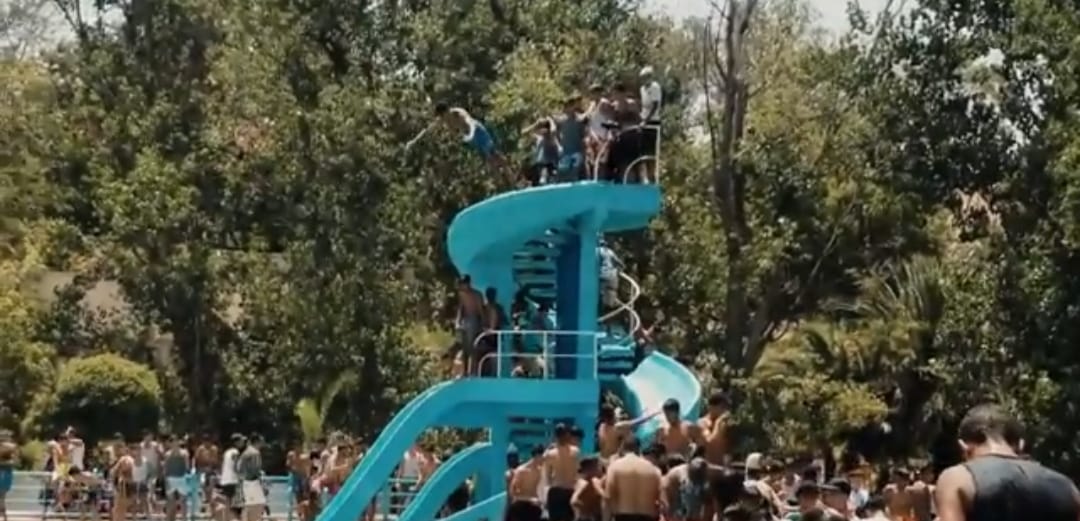 مدينة تغرق في الحرارة ولا مسبح عمومي في متناول الساكنة