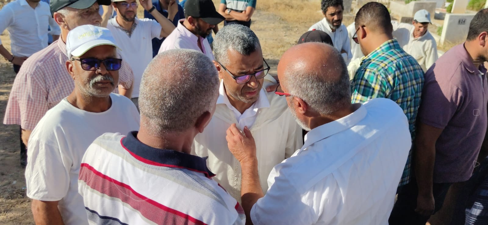 جنازة أبو بكر بلكورة تؤلف بين مختلف أطياف القوى السياسية بمكناس     و العاصمة الإسماعيلية تودع  أحد رجالاتها  الابرار  الى متواه الأخير