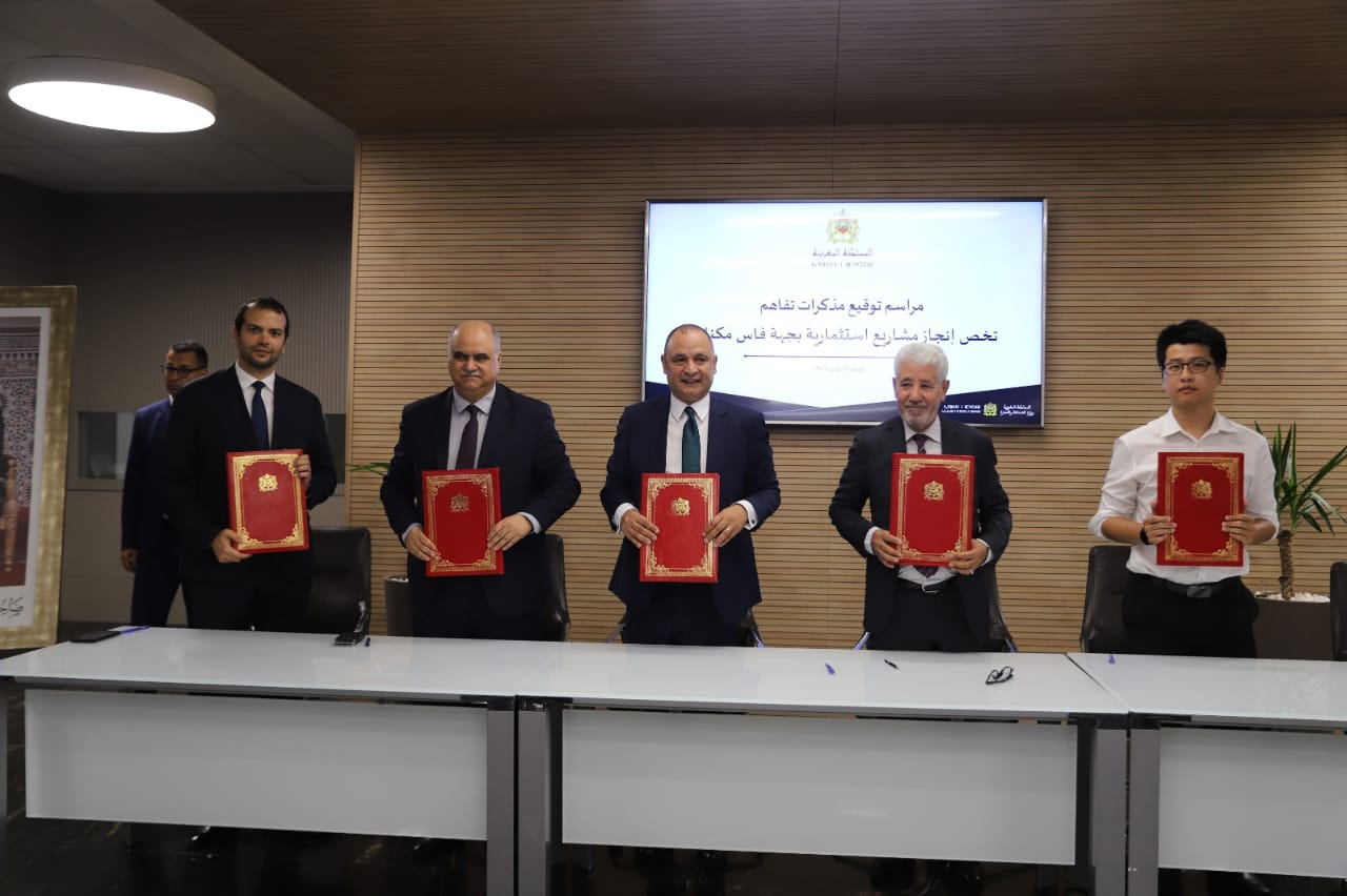 بتكلفة مالية  اجمالية  حددت في    572 مليون درهم  التوقيع على ثلاث بروتوكولات اتفاق لإنجاز مشاريع استثمارية بجهة فاس مكناس  ستوفر 600 منصب شغل        “GENAS  و SOMACANو   Daxen Morocco LLC  ثلاث شركات ستنجز مشاريع استثمارية بجهة فاس مكناس  في قطاعات الطيران والصناعة الغذائية والدوائية