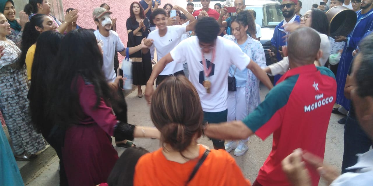 مكناس: ابن حي الزيتون سليمان السمغولي يعود بميداليتين ذهبيتين من بطولة العرب وإفريقيا في رياضة الملاكمة. مكناس: ابن حي الزيتون سليمان السمغولي يعود بميداليتين ذهبيتين من بطولة العرب وإفريقيا في رياضة الملاكمة.