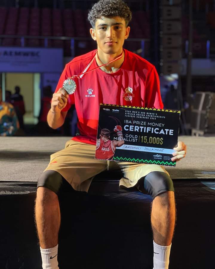 مكناس: ابن حي الزيتون سليمان السمغولي يعود بميداليتين ذهبيتين من بطولة العرب وإفريقيا في رياضة الملاكمة. مكناس: ابن حي الزيتون سليمان السمغولي يعود بميداليتين ذهبيتين من بطولة العرب وإفريقيا في رياضة الملاكمة.