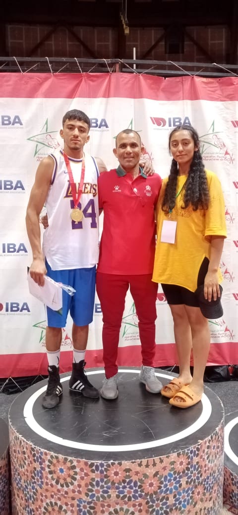 مكناس: ابن حي الزيتون سليمان السمغولي يعود بميداليتين ذهبيتين من بطولة العرب وإفريقيا في رياضة الملاكمة. مكناس: ابن حي الزيتون سليمان السمغولي يعود بميداليتين ذهبيتين من بطولة العرب وإفريقيا في رياضة الملاكمة.