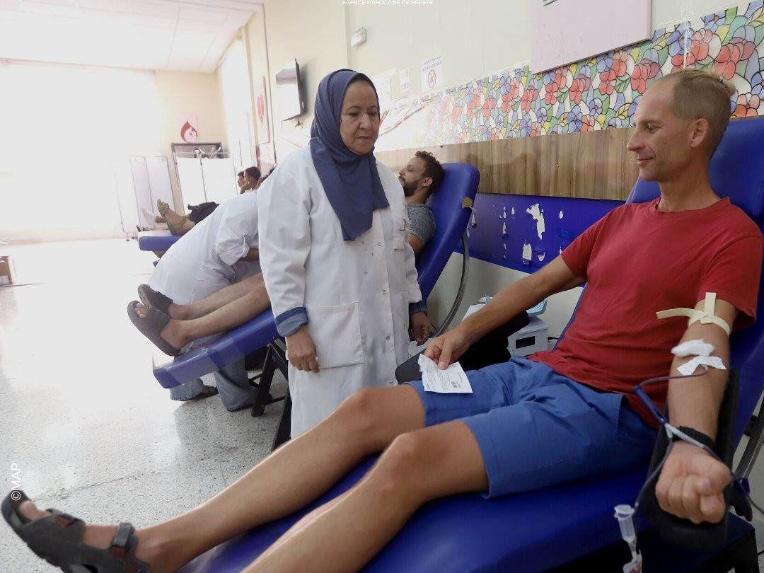 زلزال الحوز .. تعبئة كبيرة بالمركز الجهوي لتحاقن الدم بمراكش لاستقبال المتبرعين