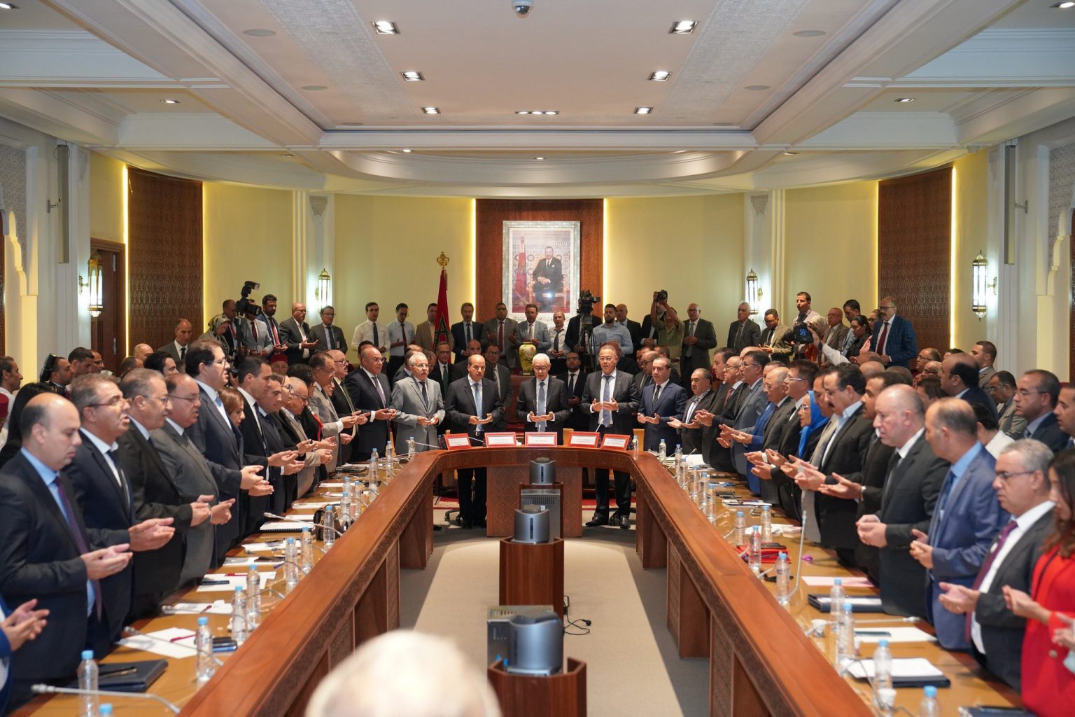 بلاغ صادر عن مكتب مجلس النواب ومكتب مجلس المستشارين ورؤساء الفرق والمجموعات البرلمانية