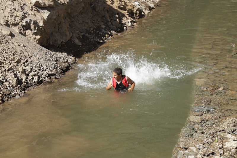 مياه عذبة تتدفق من بؤر الزلزال وتنسي الفواجع .. والساكنة .. ” معجزة ربانية “