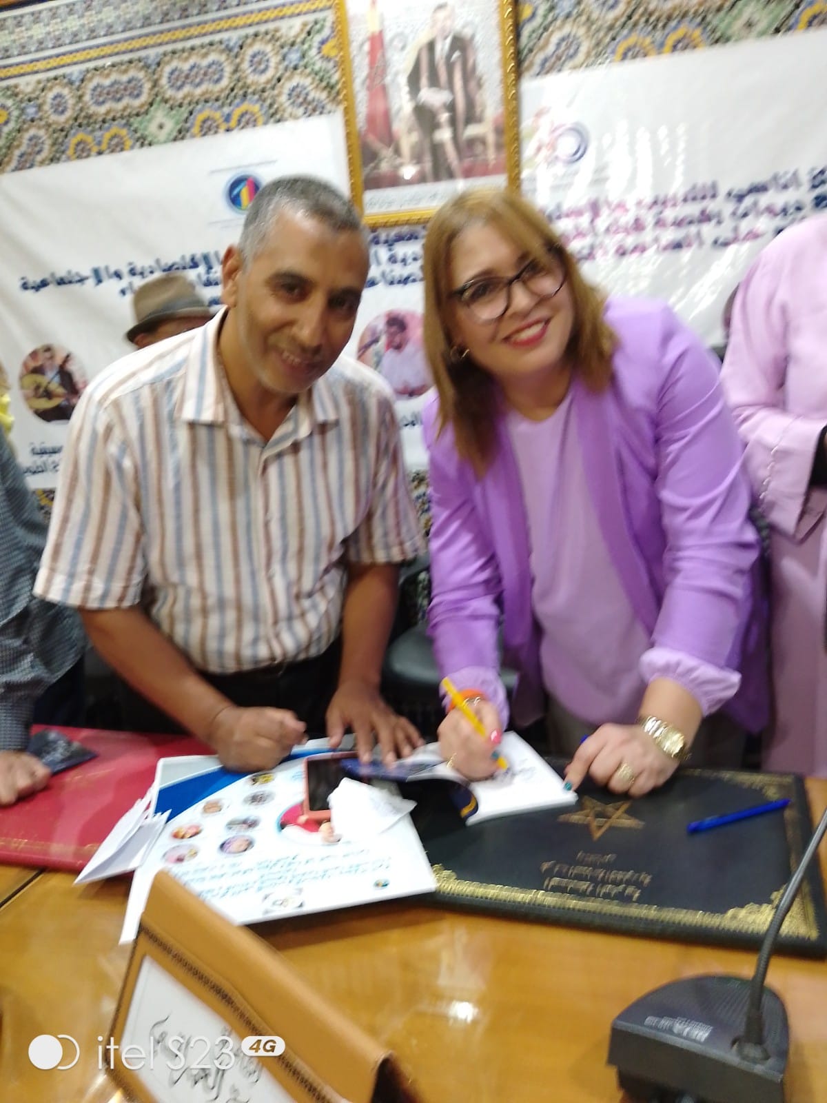 حفل توقيع ديوان الشاعرة و الفنانة التشكيلية نادية العمراتي حفل توقيع ديوان الشاعرة و الفنانة التشكيلية نادية العمراتي