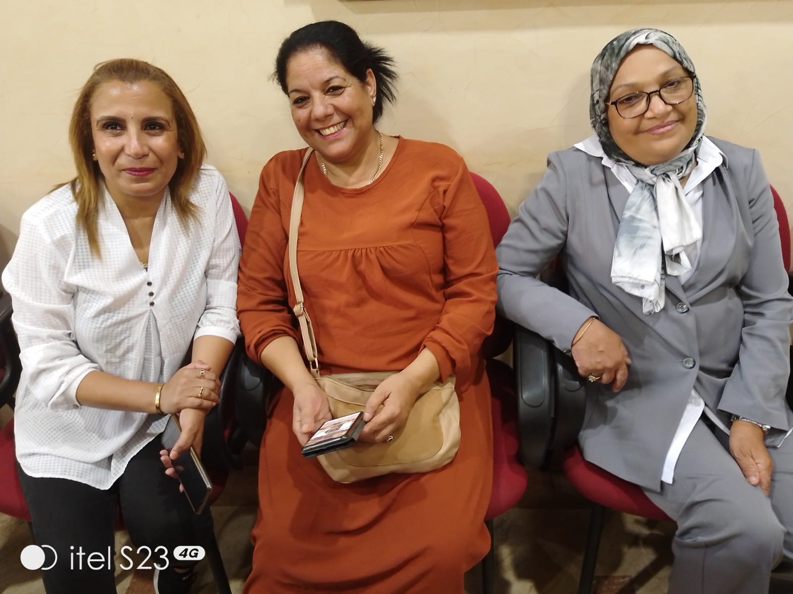 حفل توقيع ديوان الشاعرة و الفنانة التشكيلية نادية العمراتي حفل توقيع ديوان الشاعرة و الفنانة التشكيلية نادية العمراتي