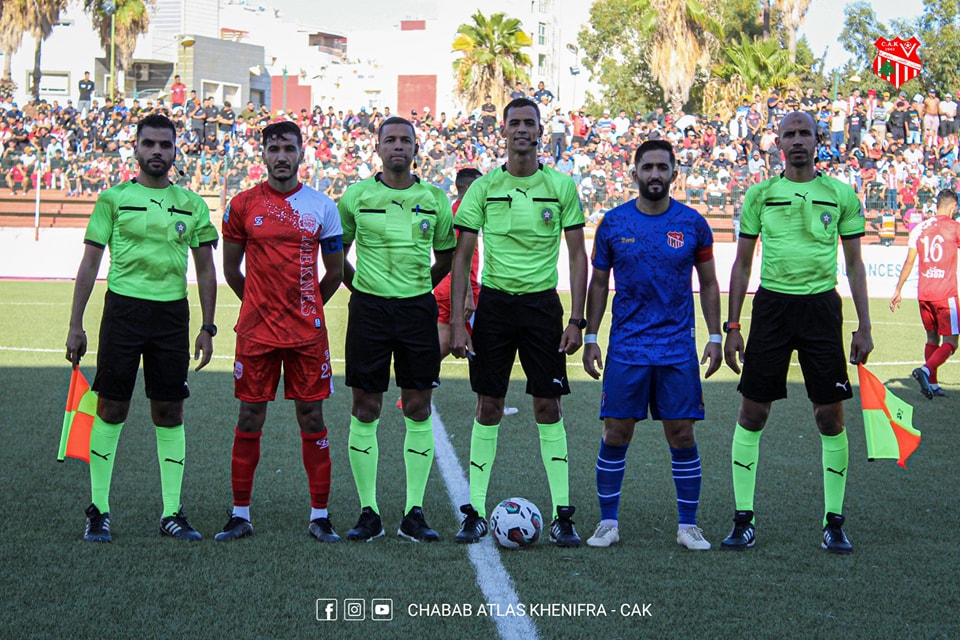 امام جمهورغفير ومتحمس     شباب اطلس خنيفرة  يلحق الكوديم أول هزيمة بمكناس
