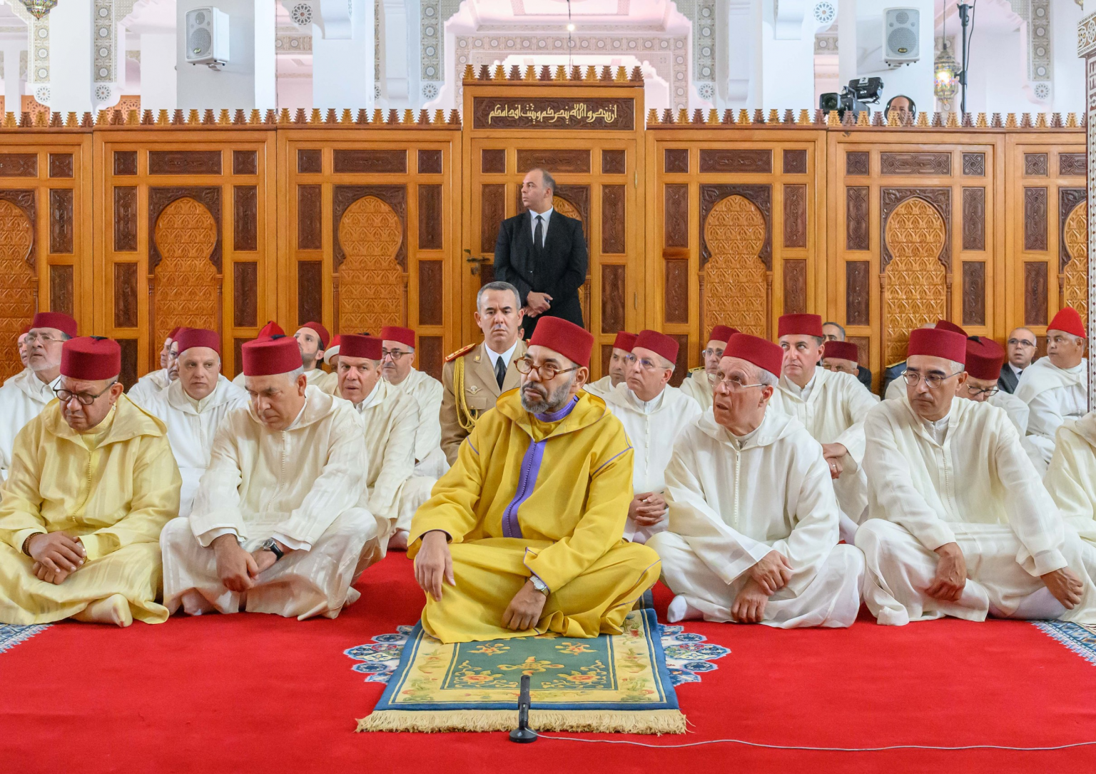 أمير المؤمنين صاحب الجلالة الملك محمد السادس يؤدي صلاة الجمعة بمسجد حسان بالرباط