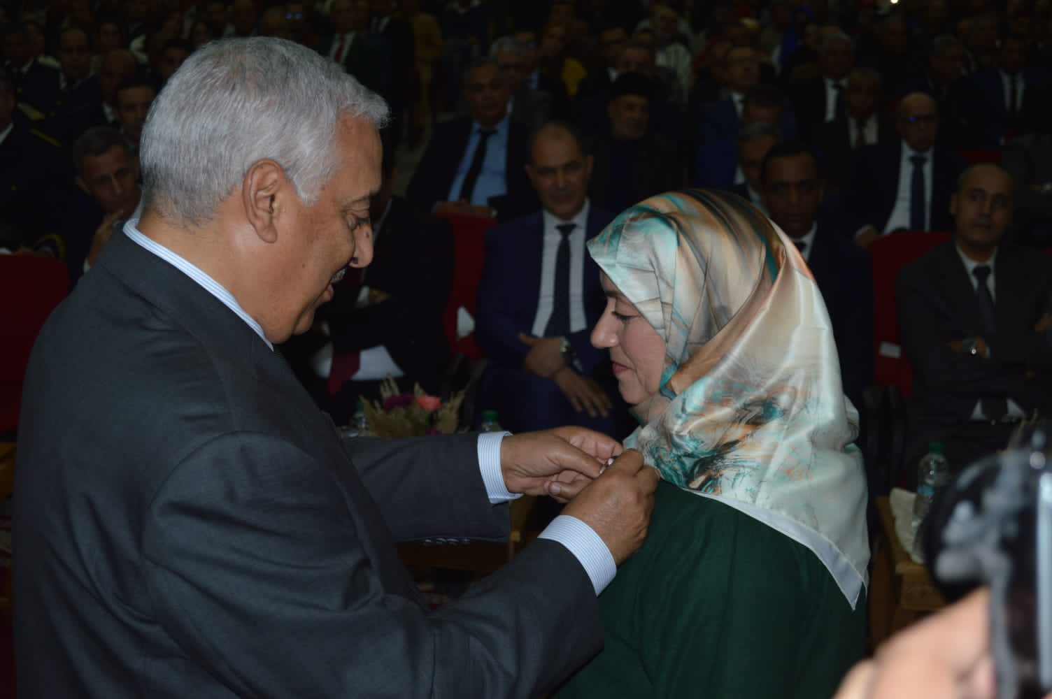 عامل عمالة مكناس يترأس مراسيم الإنصات للخطاب الملكي السامي بمناسبة الذكرى الـ 48 للمسيرة الخضراء المظفرة عامل عمالة مكناس يترأس مراسيم الإنصات للخطاب الملكي السامي بمناسبة الذكرى الـ 48 للمسيرة الخضراء المظفرة