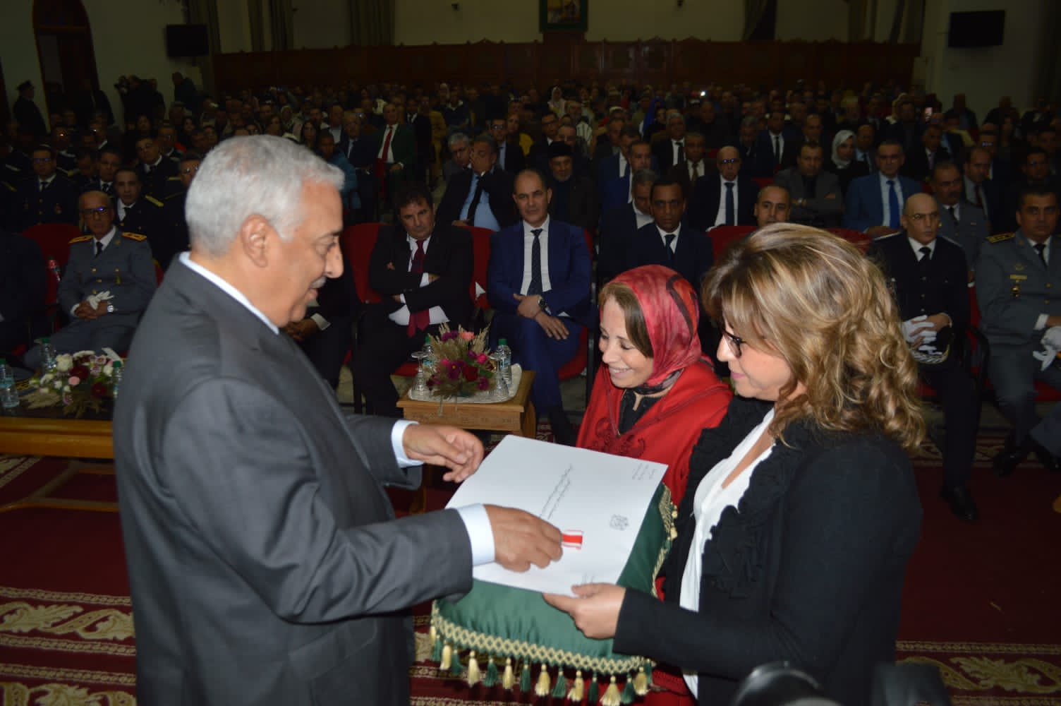 عامل عمالة مكناس يترأس مراسيم الإنصات للخطاب الملكي السامي بمناسبة الذكرى الـ 48 للمسيرة الخضراء المظفرة عامل عمالة مكناس يترأس مراسيم الإنصات للخطاب الملكي السامي بمناسبة الذكرى الـ 48 للمسيرة الخضراء المظفرة