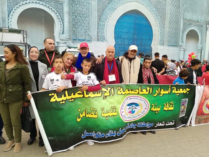 إطارات جمعوية محلية مكناسية، تحتفل بالذكرى 48 للمسيرة الخضراء المظفرة وسط مدينة مكناس . إطارات جمعوية محلية مكناسية، تحتفل بالذكرى 48 للمسيرة الخضراء المظفرة وسط مدينة مكناس .