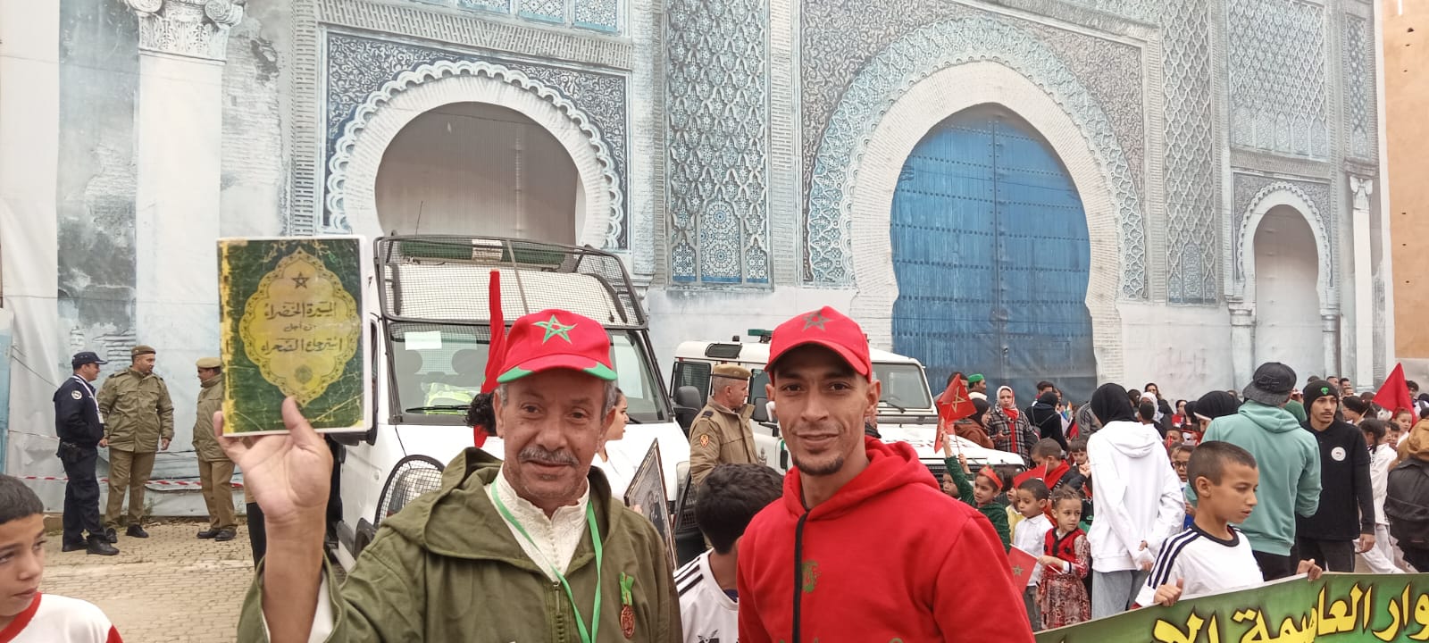 إطارات جمعوية محلية مكناسية، تحتفل بالذكرى 48 للمسيرة الخضراء المظفرة وسط مدينة مكناس . إطارات جمعوية محلية مكناسية، تحتفل بالذكرى 48 للمسيرة الخضراء المظفرة وسط مدينة مكناس .