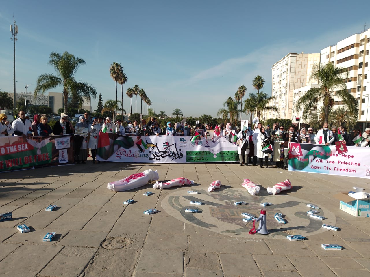 وقفة تضامية مع الشعب الفلسطيني في الساحة الإدارية بمكناس نظمها اتحاد الأطر الصحية بمكناس و النواحي وقفة تضامية مع الشعب الفلسطيني في الساحة الإدارية بمكناس نظمها اتحاد الأطر الصحية بمكناس و النواحي