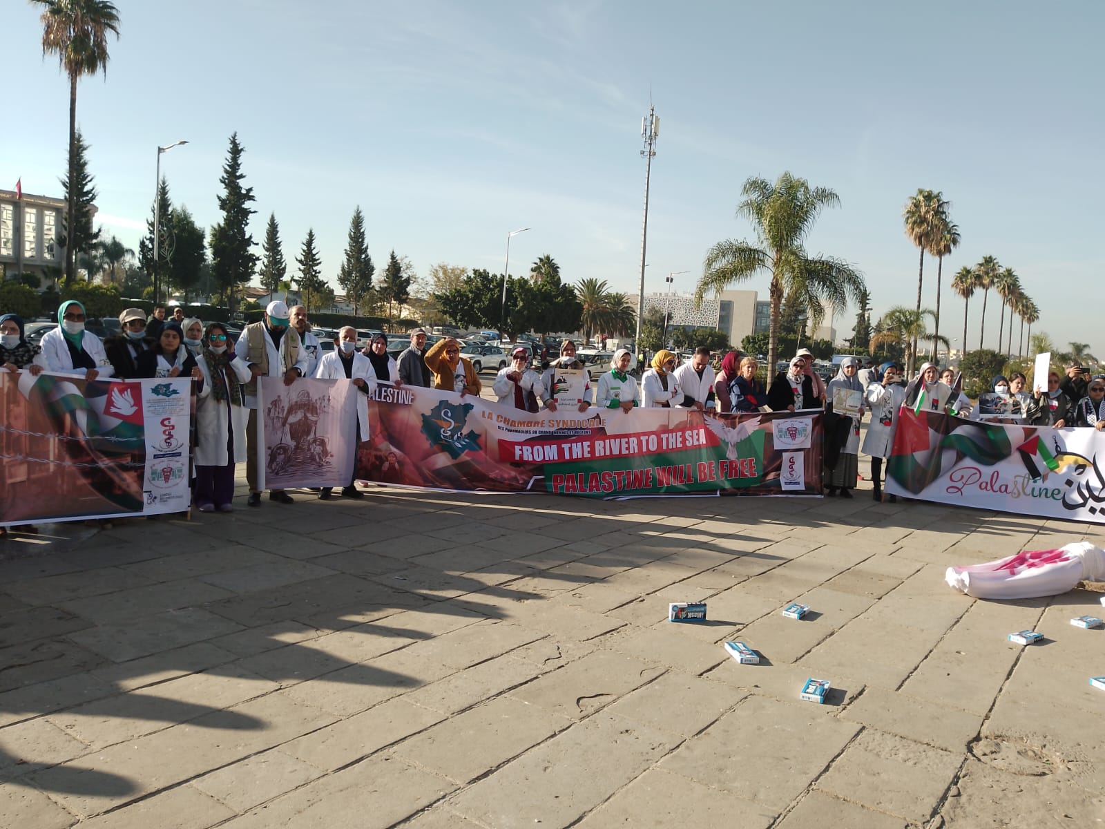 وقفة تضامية مع الشعب الفلسطيني في الساحة الإدارية بمكناس نظمها اتحاد الأطر الصحية بمكناس و النواحي وقفة تضامية مع الشعب الفلسطيني في الساحة الإدارية بمكناس نظمها اتحاد الأطر الصحية بمكناس و النواحي