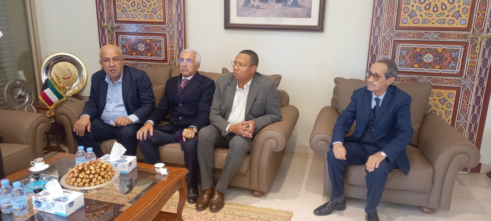 وفد من الفيدرالية المغربية لناشري الصحف برئاسة محتاث الرقاص يقدم التعازي للسفير ومسؤولي السفارة في وفاة أمير دولة الكويت. وفد من الفيدرالية المغربية لناشري الصحف برئاسة محتاث الرقاص يقدم التعازي للسفير ومسؤولي السفارة في وفاة أمير دولة الكويت.