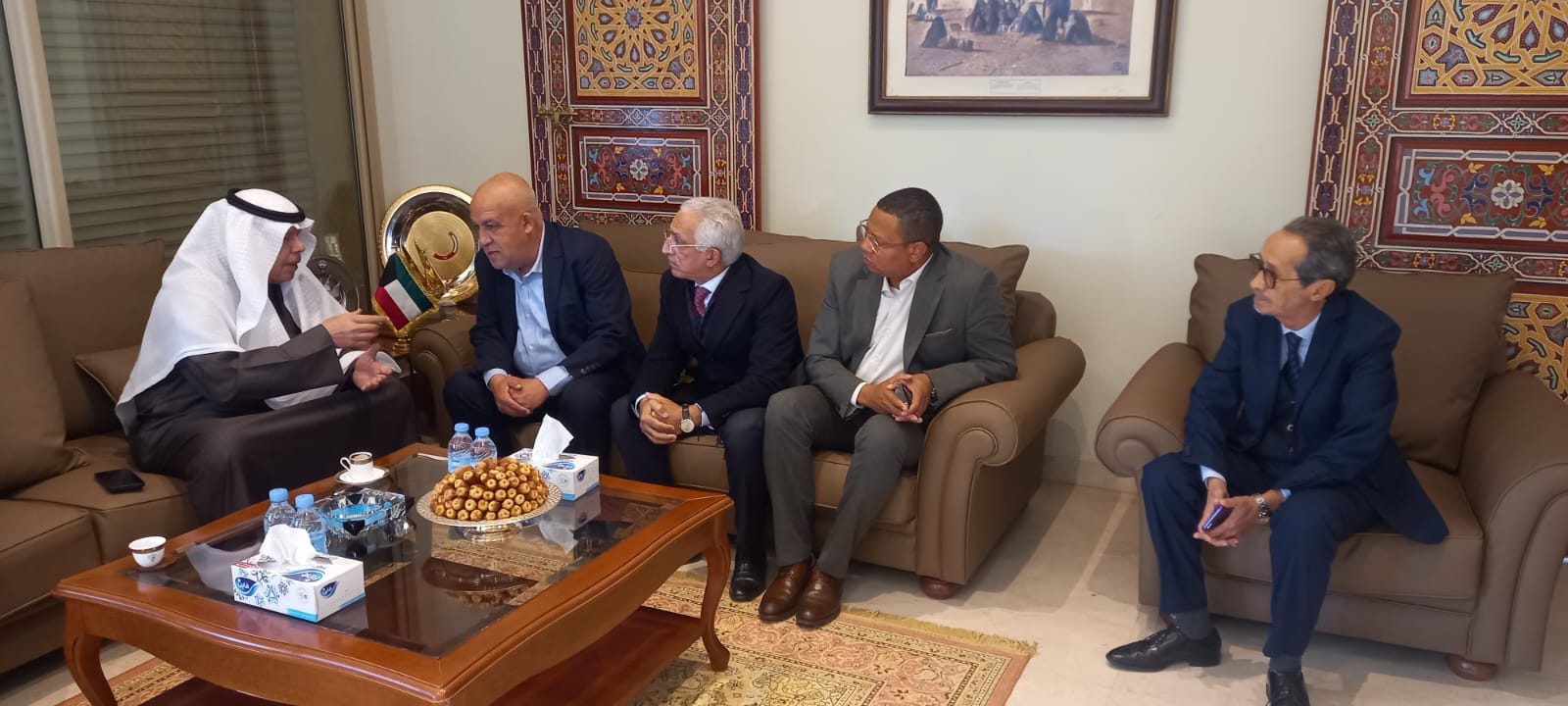 وفد من الفيدرالية المغربية لناشري الصحف برئاسة محتاث الرقاص يقدم التعازي للسفير ومسؤولي السفارة في وفاة أمير دولة الكويت. وفد من الفيدرالية المغربية لناشري الصحف برئاسة محتاث الرقاص يقدم التعازي للسفير ومسؤولي السفارة في وفاة أمير دولة الكويت.