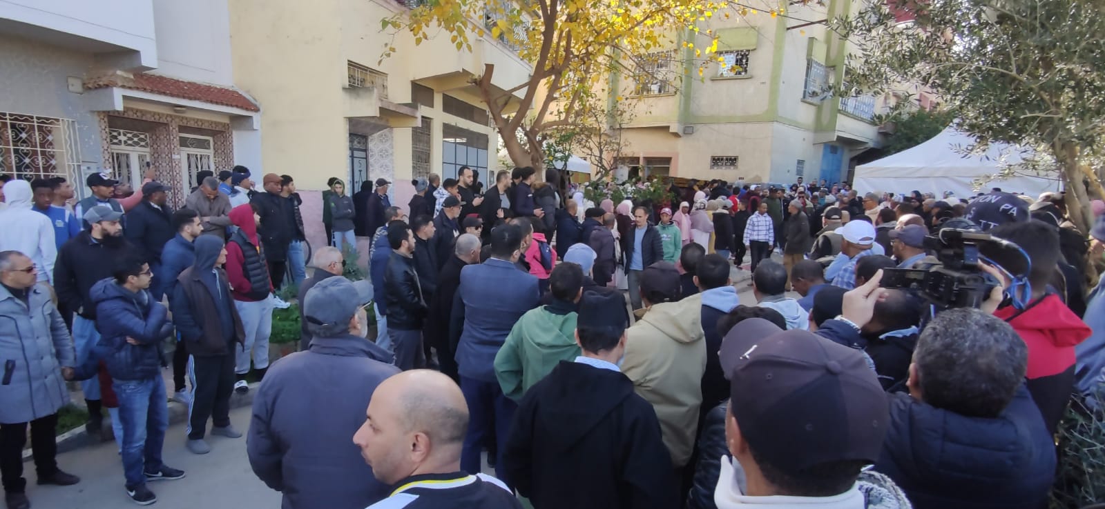 أمين عدلي لاعب المنتخب الوطني يودع والدته إلى متواها الأخير بمكناس أمين عدلي لاعب المنتخب الوطني يودع والدته إلى متواها الأخير بمكناس