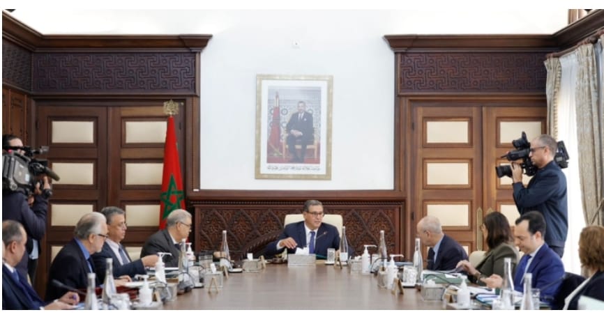 مجلس الحكومة يصادق على مشروع المرسوم بإضفاء صفة الموظف العمومي على كافة العاملين بقطاع التربية الوطنية.