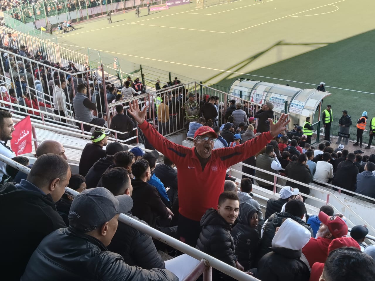 بلاغ تنظيمي لرئيس جمعية النادي المكناسي لكرة القدم يمنع الولوج لأرضية الملعب بعد انتهاء المباراة. بلاغ تنظيمي لرئيس جمعية النادي المكناسي لكرة القدم يمنع الولوج لأرضية الملعب بعد انتهاء المباراة.