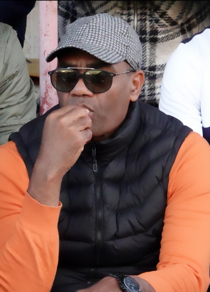 خالد فوهامي يسترق خطة لعب الكوديم من قلب الملعب الشرفي بمكناس. خالد فوهامي يسترق خطة لعب الكوديم من قلب الملعب الشرفي بمكناس.