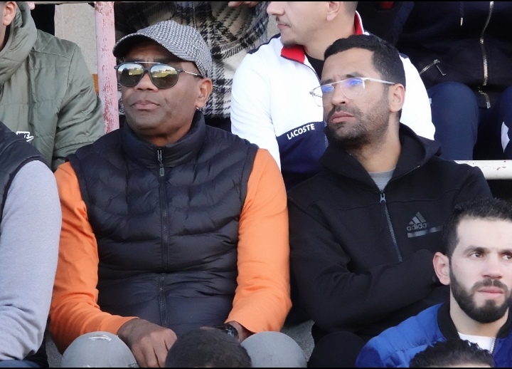 خالد فوهامي يسترق خطة لعب الكوديم من قلب الملعب الشرفي بمكناس. خالد فوهامي يسترق خطة لعب الكوديم من قلب الملعب الشرفي بمكناس.