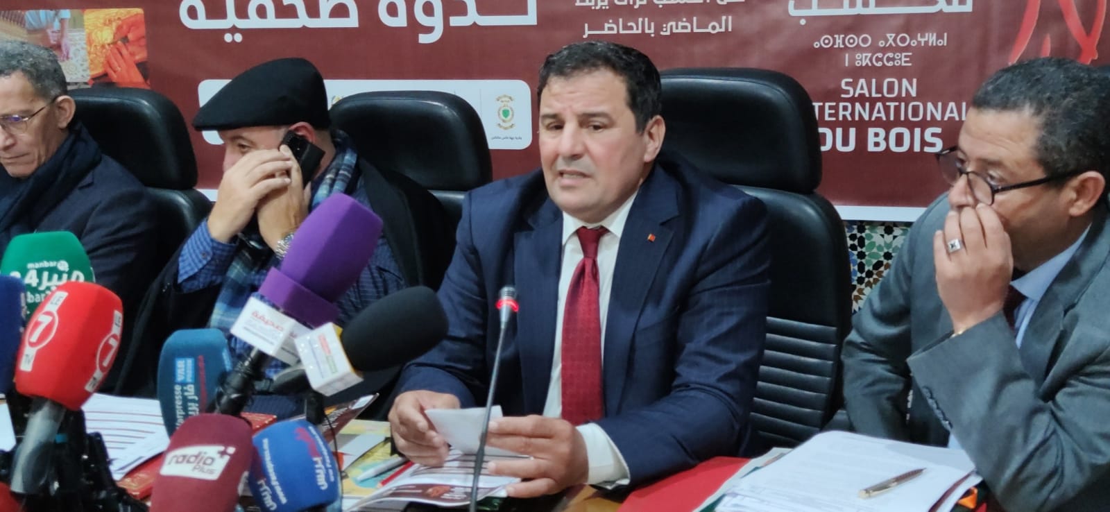 في ندوة صحفية..الدكتور عبدالمالك البوطيين رئيس غرفة الصناعة التقليدية بجهة فاس مكناس يسلط الضوء على مستجدات الدورة الخامسة للمعرض الدولي للخشب الدي ستحتضنه العاصمة الاسماعيلية مكناس من فاتح مارس الى غاية العاشر منه