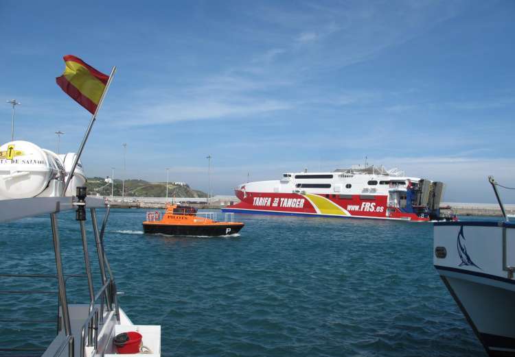 المغرب واسبانيا يتفقان على اطلاق خط بحري بين مدينة طرفاية وجزر الكناري