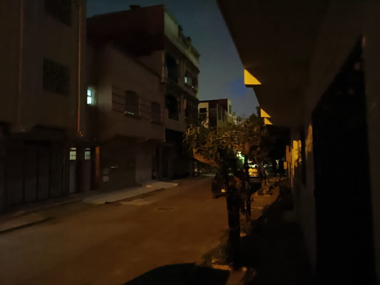 ساكنة المنظر الجميل 3 بمكناس باغيا حقها من إصلاح مصابيح والأعمدة الكهربائية.