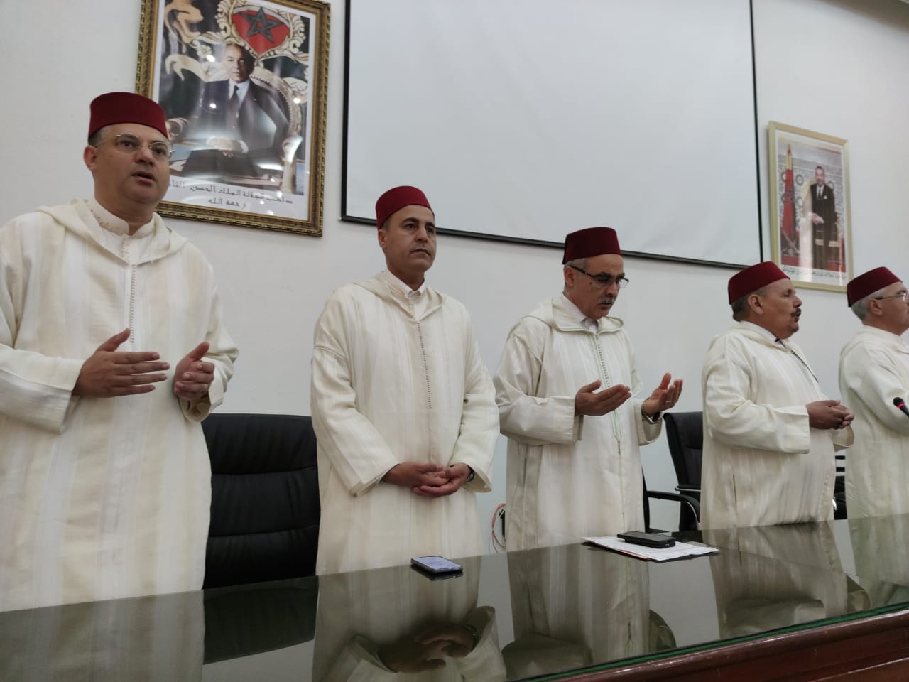 توزيع هبة ملكية بحضور لجنة ملكية ووفد من عمالة مكناس يتراسهم الكاتب العام