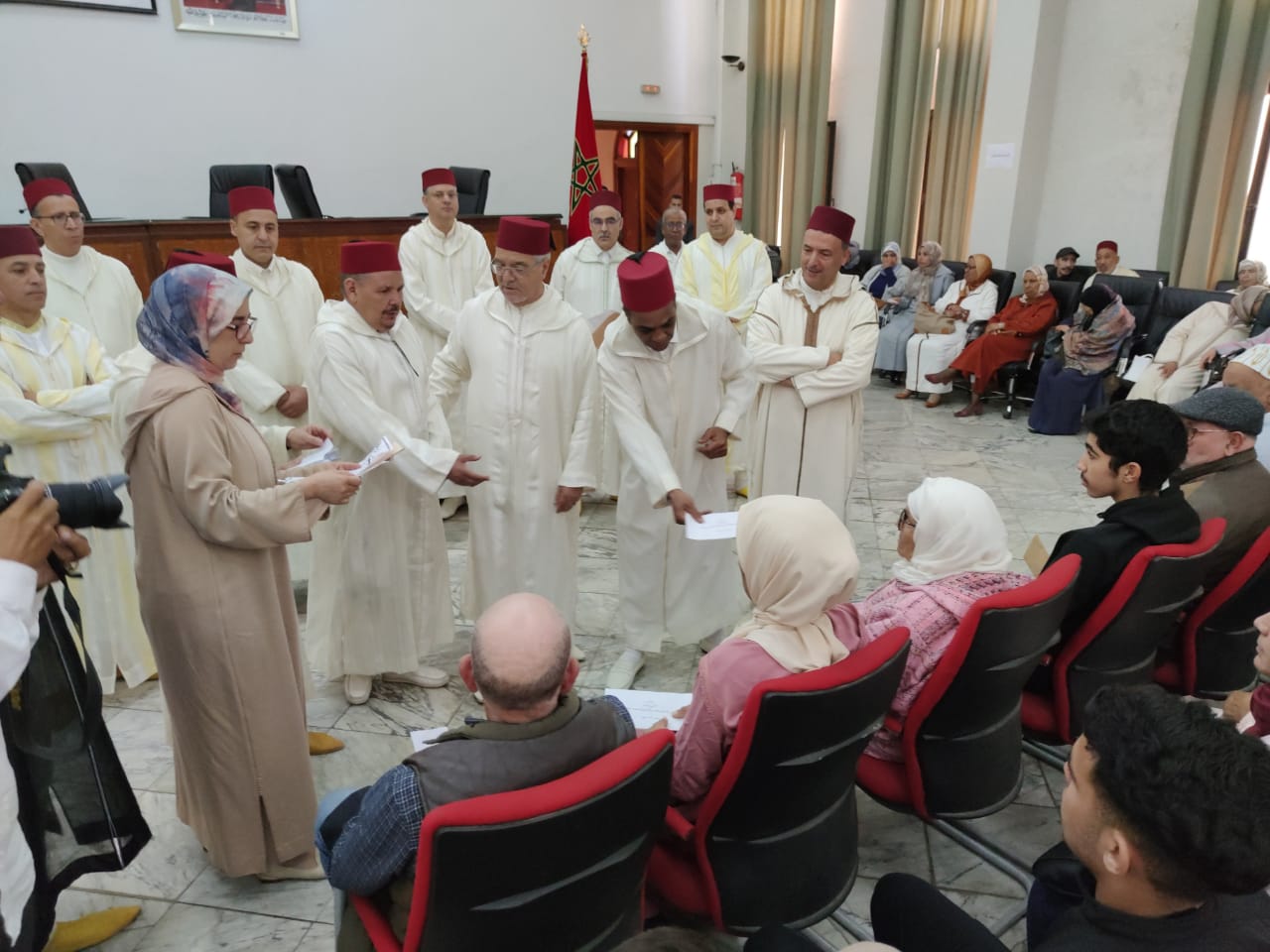 توزيع هبة ملكية بحضور لجنة ملكية ووفد من عمالة مكناس يتراسهم الكاتب العام