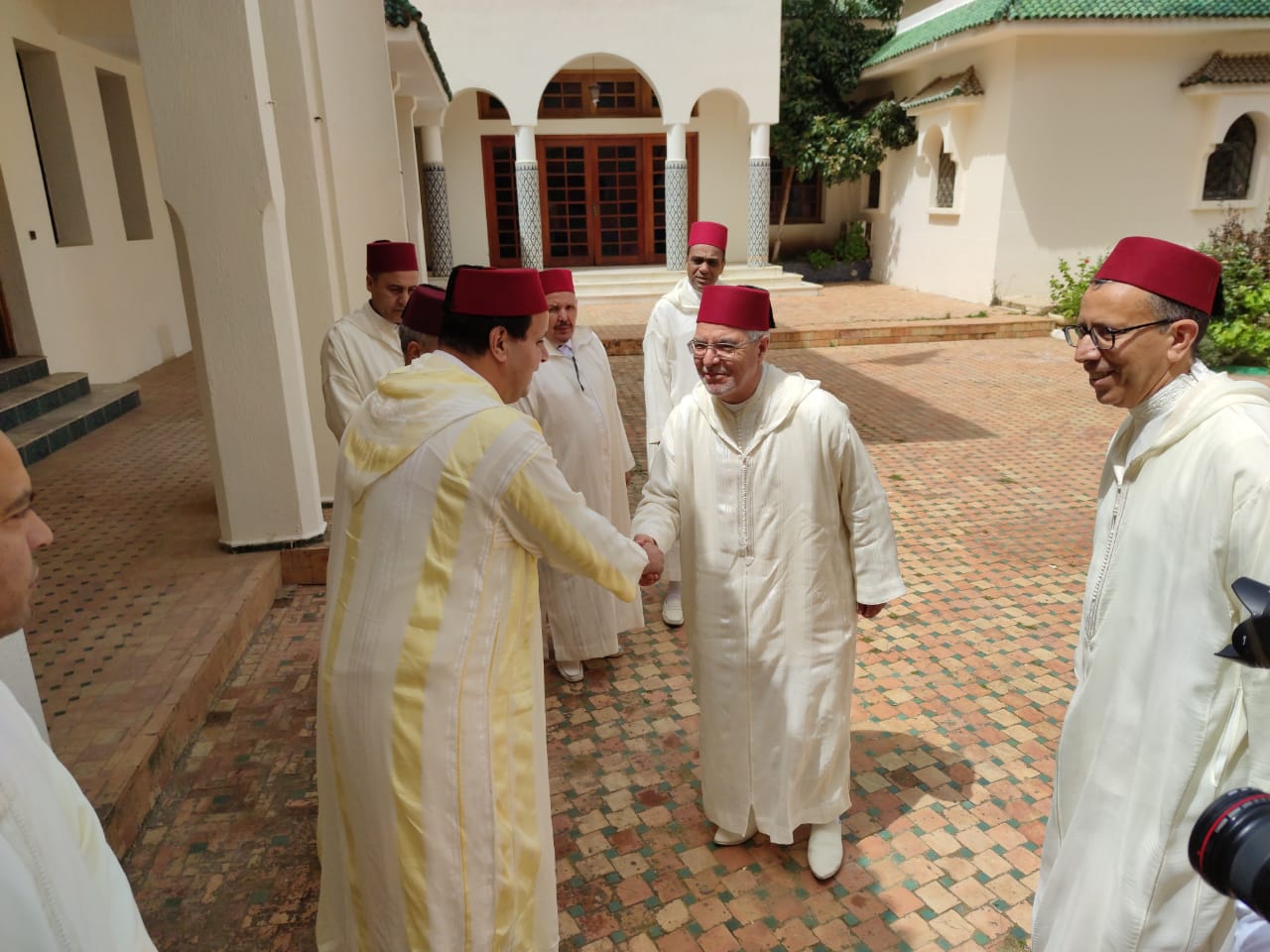 توزيع هبة ملكية بحضور لجنة ملكية ووفد من عمالة مكناس يتراسهم الكاتب العام