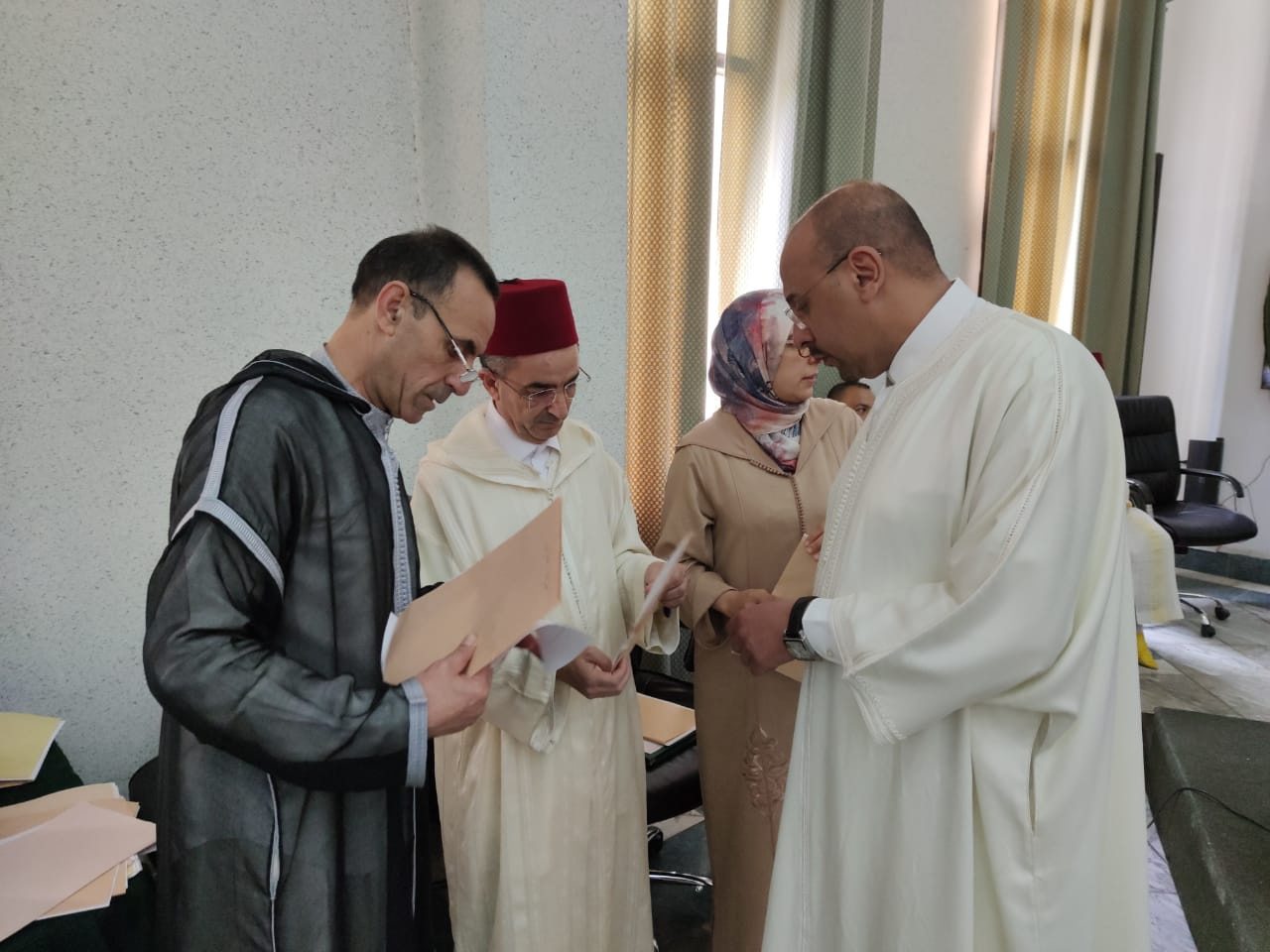 توزيع هبة ملكية بحضور لجنة ملكية ووفد من عمالة مكناس يتراسهم الكاتب العام