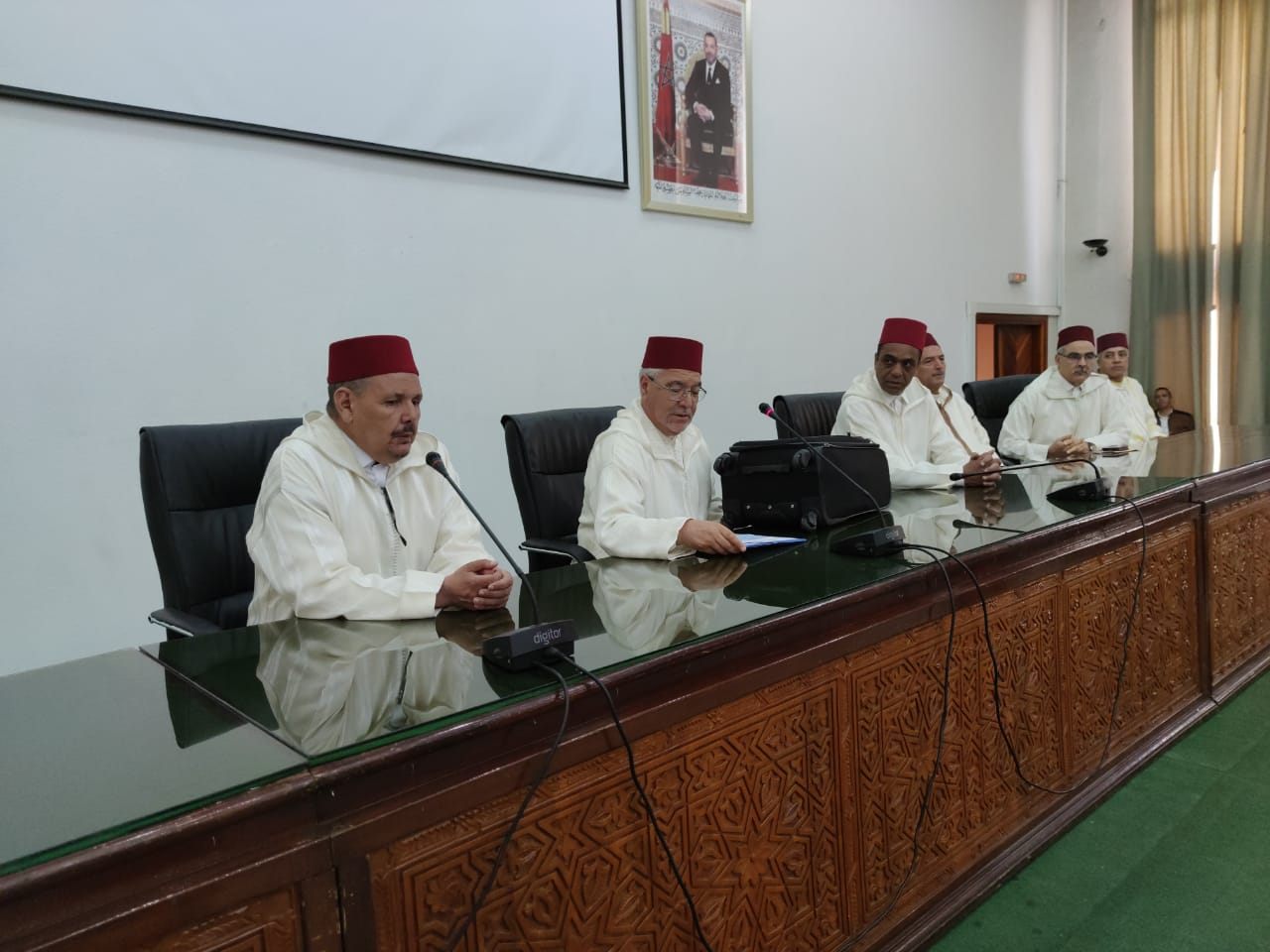 توزيع هبة ملكية بحضور لجنة ملكية ووفد من عمالة مكناس يتراسهم الكاتب العام