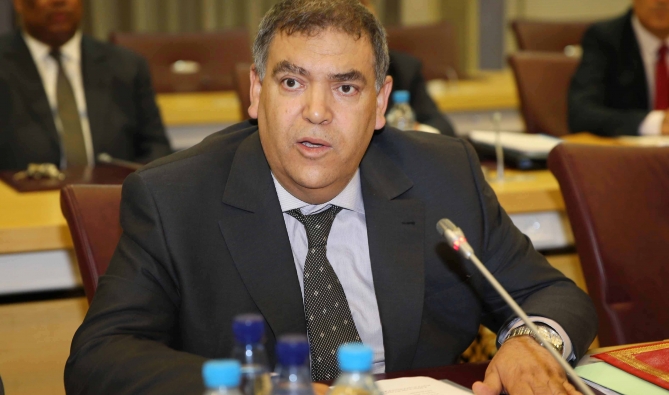 وزير الداخلية يعقد جلسة عمل مع نظيره القمري وزير الداخلية يعقد جلسة عمل مع نظيره القمري