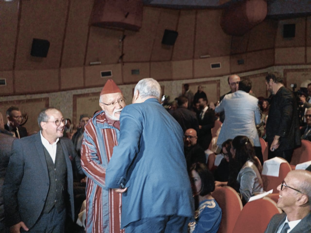 الممثل محمد ناجي في منصة تكريمات مهرجان مكناس للدراما التلفزية يقول: فِيمَا تَنْدَخَلْ دَخْلَةُ مَكْنَاسْ لَحْمِي تَا يَتْشَّوَكْ... !! الممثل محمد ناجي في منصة تكريمات مهرجان مكناس للدراما التلفزية يقول: فِيمَا تَنْدَخَلْ دَخْلَةُ مَكْنَاسْ لَحْمِي تَا يَتْشَّوَكْ... !!