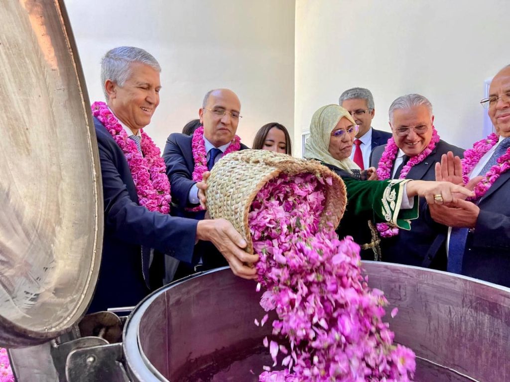 إقليم تنغير .. السيد صديقي يزور مشاريع تنموية لقطاع الورد العطري