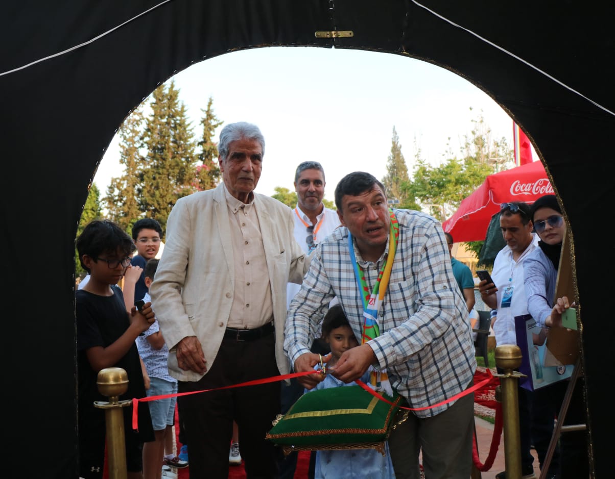 الدورة العاشرة للأيام الصيدلانية بمكناس ترفع شعار: مكانة الصيدلاني داخل المنظومة الجديدة للصحة والمهنيون يطالبون بسن قوانين جديدة تنظم وتحمي القطاع الدورة العاشرة للأيام الصيدلانية بمكناس ترفع شعار: مكانة الصيدلاني داخل المنظومة الجديدة للصحة والمهنيون يطالبون بسن قوانين جديدة تنظم وتحمي القطاع