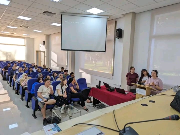 رئيس المنظمة المغربية للطفولة والشباب يستقبل طلبة من كلية السياسة التطبيقية بجامعة sherbrooke، بمقر المنظمة بمكناس. رئيس المنظمة المغربية للطفولة والشباب يستقبل طلبة من كلية السياسة التطبيقية بجامعة sherbrooke، بمقر المنظمة بمكناس.