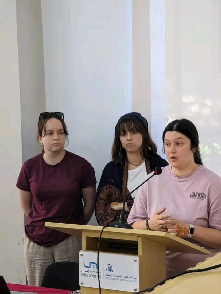 رئيس المنظمة المغربية للطفولة والشباب يستقبل طلبة من كلية السياسة التطبيقية بجامعة sherbrooke، بمقر المنظمة بمكناس. رئيس المنظمة المغربية للطفولة والشباب يستقبل طلبة من كلية السياسة التطبيقية بجامعة sherbrooke، بمقر المنظمة بمكناس.