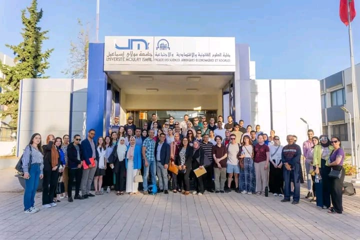 رئيس المنظمة المغربية للطفولة والشباب يستقبل طلبة من كلية السياسة التطبيقية بجامعة sherbrooke، بمقر المنظمة بمكناس. رئيس المنظمة المغربية للطفولة والشباب يستقبل طلبة من كلية السياسة التطبيقية بجامعة sherbrooke، بمقر المنظمة بمكناس.